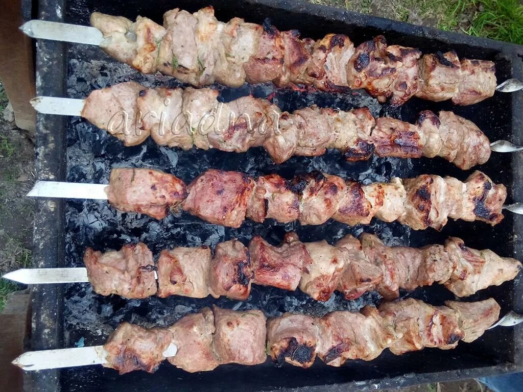 Сколько мяса на шашлык на 4. Шашлык на шампуре. шашлык из свинины. мясо на шампуре. слоеный шашлык.