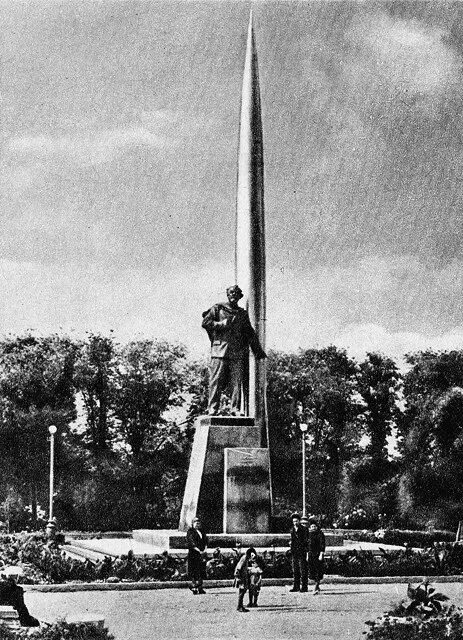 65 лет назад на сквере Мира в Калуге установили памятник Циолковскому
