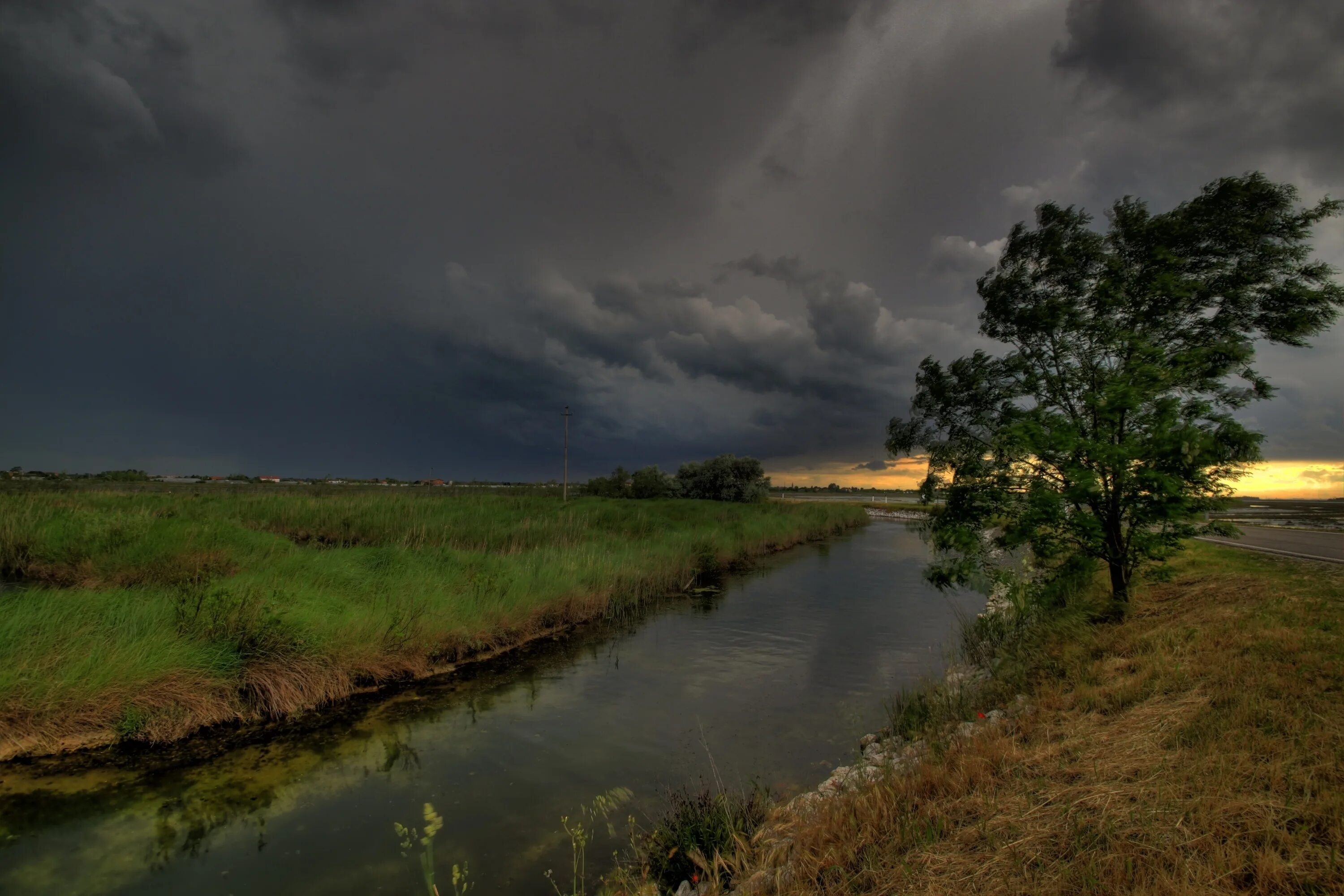 Перед грозой река Шоша. Пасмурный пейзаж. Перед грозой. Природа перед грозой.