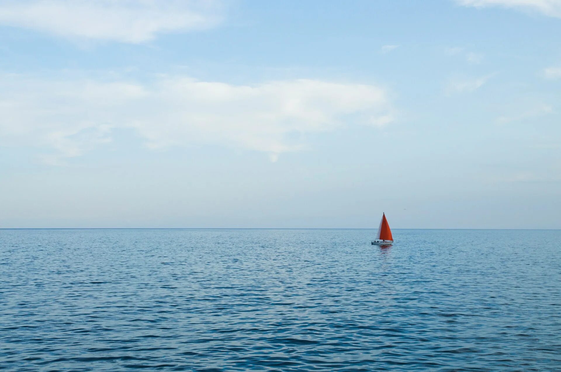 Море везде одинаковое. Море Горизонт. Море Парус. Парусник вдалеке. Красный Парус в море.