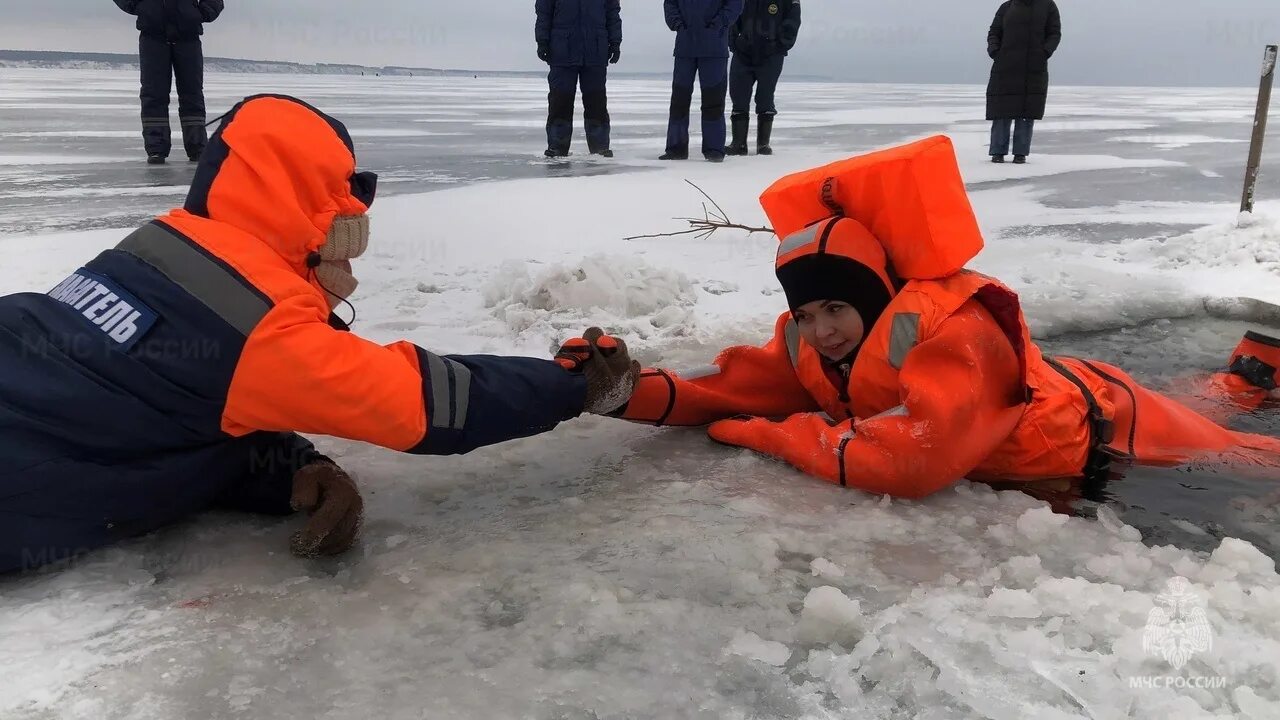 Вода со льдом. Человек провалился под лед. Спасатель ГИМС.