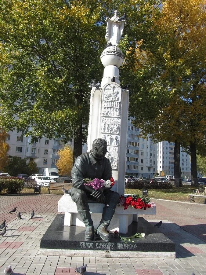 В м клыкова. Памятник памятник Клыкова Курск Курск. Памятник в м Клыкову Курск. Памятник Вячеслава Клыкова Курск. Памятники Вячеслава Клыкова в Курской области.