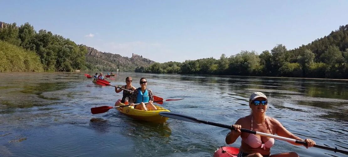 Прогулка на байдарке. Каноэ прогулочное. Прогулка на байдарке опишите фотографию. Прогулка на байдарке опишите фотографию. Дети на байдарках.