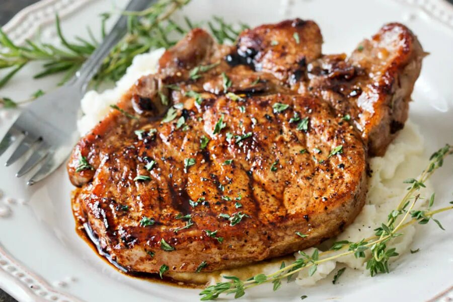 Стейк из свинины. Стейк. Со стейками в духовке рецепты. Свинина на косточке в духовке. Запеченная рыба.