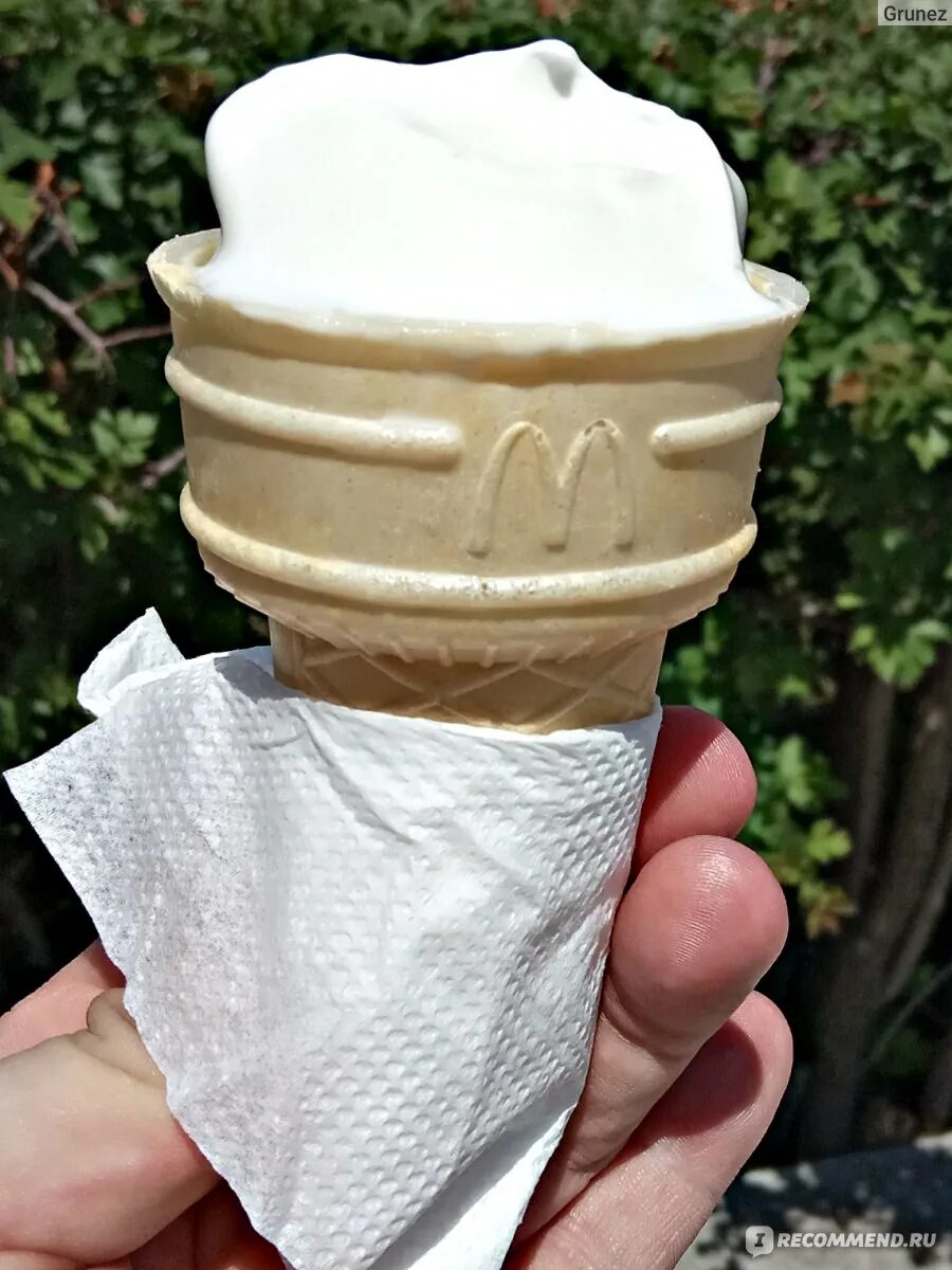 Мягкое мороженое реклама. Вафельный стаканчик макдональдс. Вафельный рожок макдональдс. Рожок в макдональдсе. Рожок в макдональдсе.