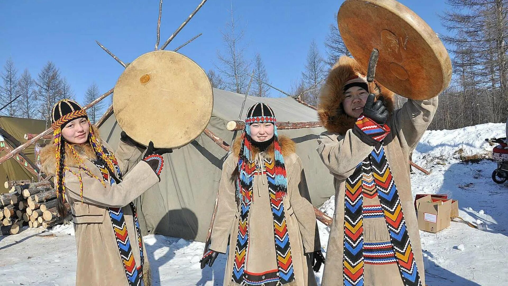 Эвенки коренные народы. Национальный костюм эвенков Забайкалья. Народ эвенки Красноярский край. Традиции эвенков Забайкалья. Эвены нанайцы.