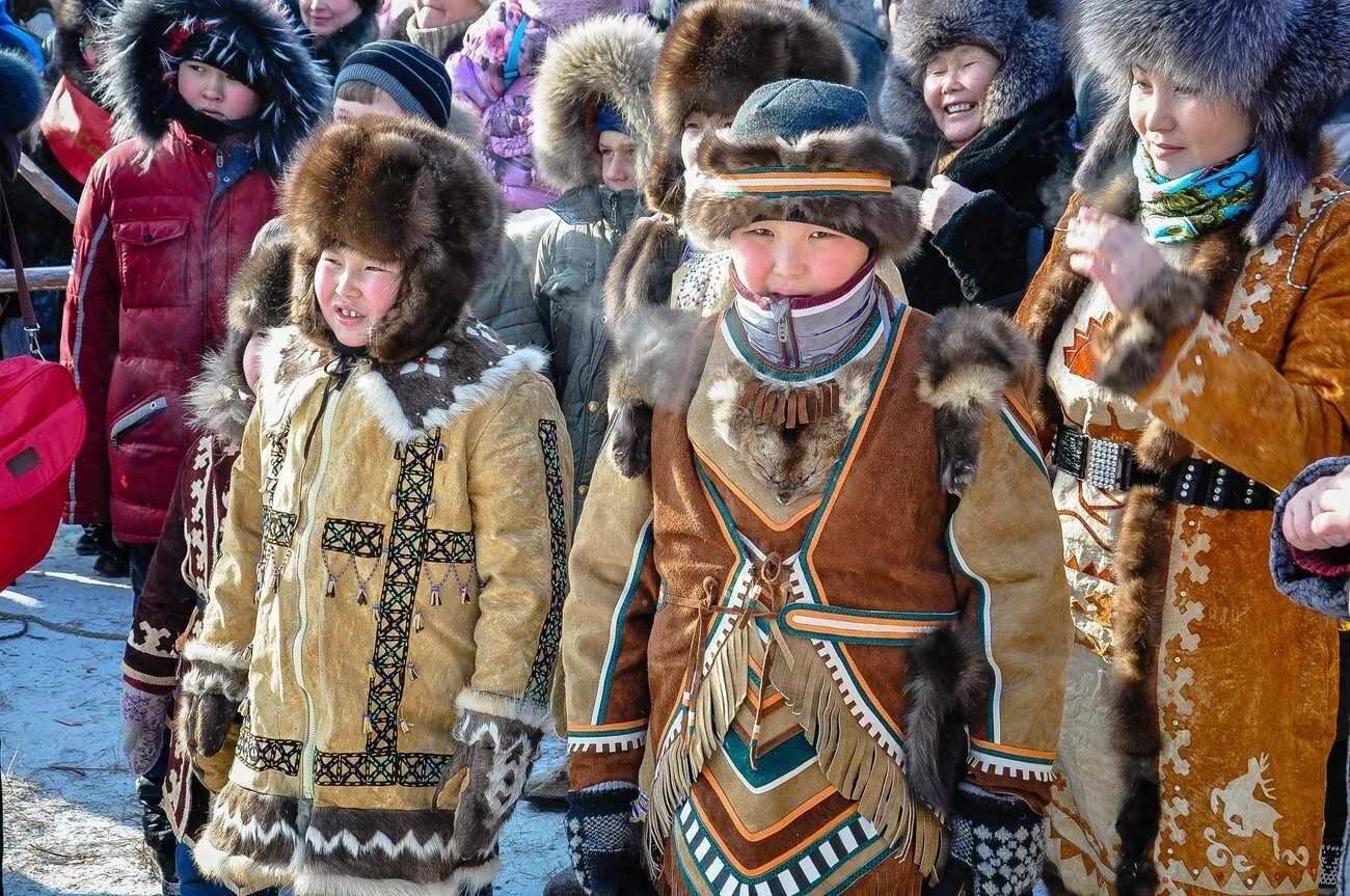 Национальный костюм эвенков Якутии. Якутский национальный костюм якуты. Одежда эвенков Забайкалья. Национальная одежда эвенков Забайкалья.