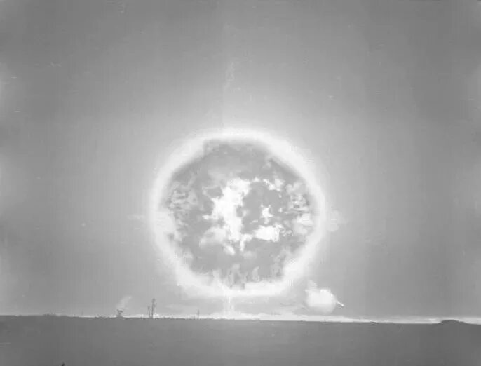 Вспышка ядерного взрыва. Огненный шар водородной бомбы. Огненный шар термоядерного взрыва. Вспышка атомного взрыва. Ядерный взрыв шар.