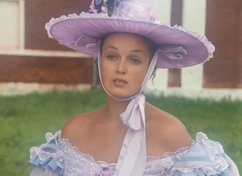 ). барышня. елена корикова барышня крестьянка. елена корикова барышня крестьянка. гвоздикова в барышне крестьянке.