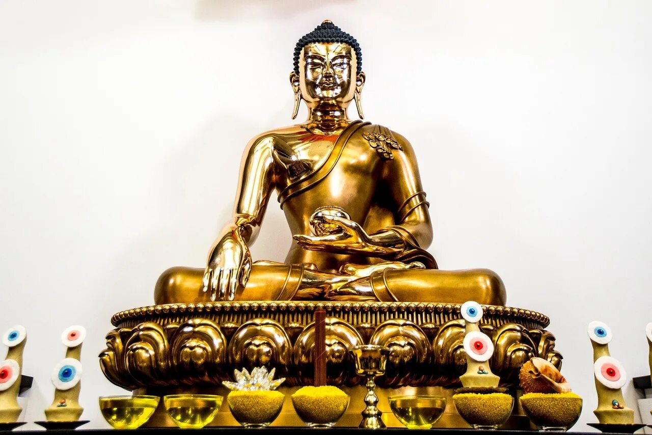 Лама сангха тензин. Религии буддизм будда. Школы буддизма махаяна. Буддизм в современном мире кратко. Современный будда.