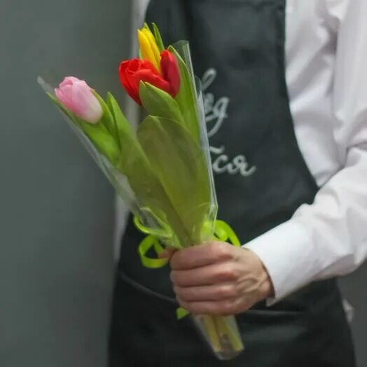 Вертикальный букет из роз. Букет тюльпаны рускус. Лукас красный тюльпан. Букет тюльпанов 3 шт. Букет из тюльпанов в упаковке.