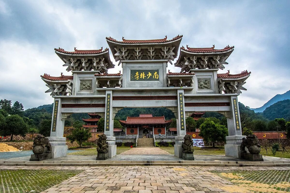 Shaolin temple. Монастырь Шаолинь Китай. Храм Шаолинь Хэнань. Буддийский храм Шаолинь. Монастырь Шаолинь провинция Хэнань.