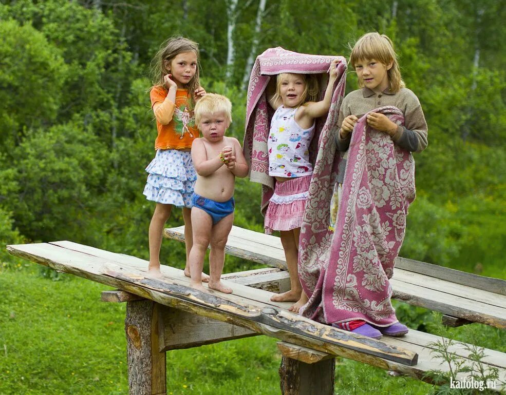 Лето в деревне дети. Дети на каникулах в деревне. Детство в деревне. Девочка в деревне.