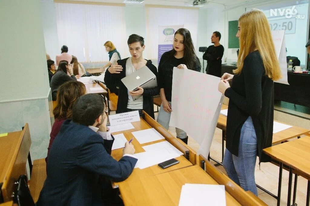 Социально гуманитарный колледж нижневартовск. Соц ГУМ колледж Нижневартовск. Нижневартовский социально-гуманитарный колледж 2021. Директор НСГК Нижневартовск.