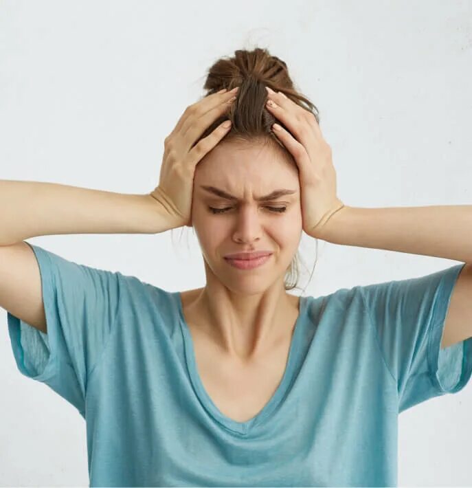 Шум над головой. Болит голова и звон в ушах. Мигрень фото. Девушка с головной болью. Шум над головой.