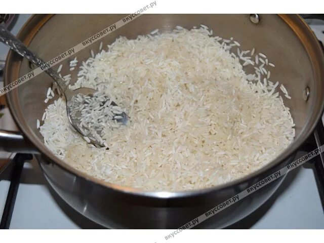 Рис с добавлением масла. Как варить рассыпчатый рис на плите в кастрюле. Как приготовить рассыпчатый рис с помощью пергамента. Рис рассыпчатый солнышко рецепт.