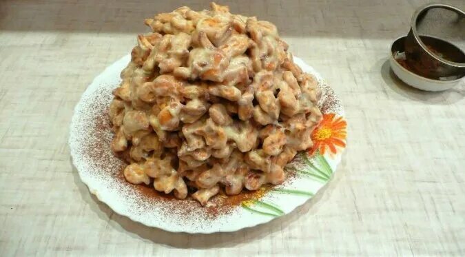 Торт с рыбками и сметаной и бананом. Торт из печенья рыбки без выпечки со сметаной и сгущенкой. Печенье рыбки вареная сгущенка и сметана. Торт из печенья рыбки. Торт из печенек рыбки со сгущенкой.