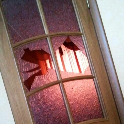 В дверь вместо стекла. Дверь с разбитым стеклом. Стекло вставка в дверь. Разбитое стекло в межкомнатной двери. Дверь межкомнатная с вставками стекла.