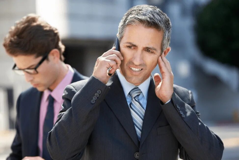 Общение с разными людьми. Человек рассказывает людям. Человек говорит. Разговор в офисе. Быстро разговаривающие люди.