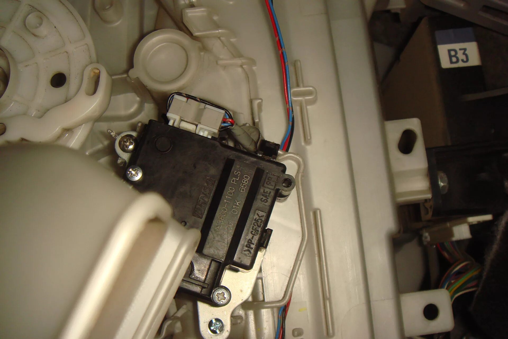 Сервопривод заслонок печки prius 20. Схема сервопривода sg90. Сервопривод обдува реззо. Сервопривод устройство и принцип работы. Сервопривод заслонки печки тойота авенсис т250.