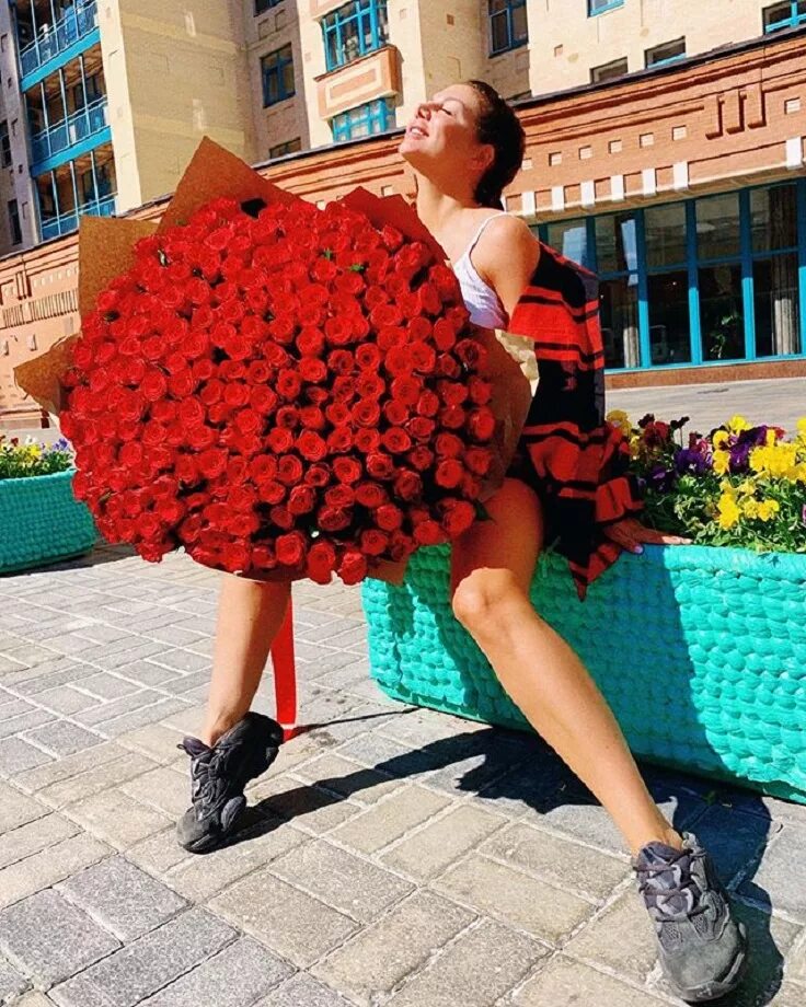 Хочется уже весны тепла. Девушка с букетом тюльпанов. Девушка вам чего весну и огромный. Весна картинки статусы. Женщина с тюльпанами.