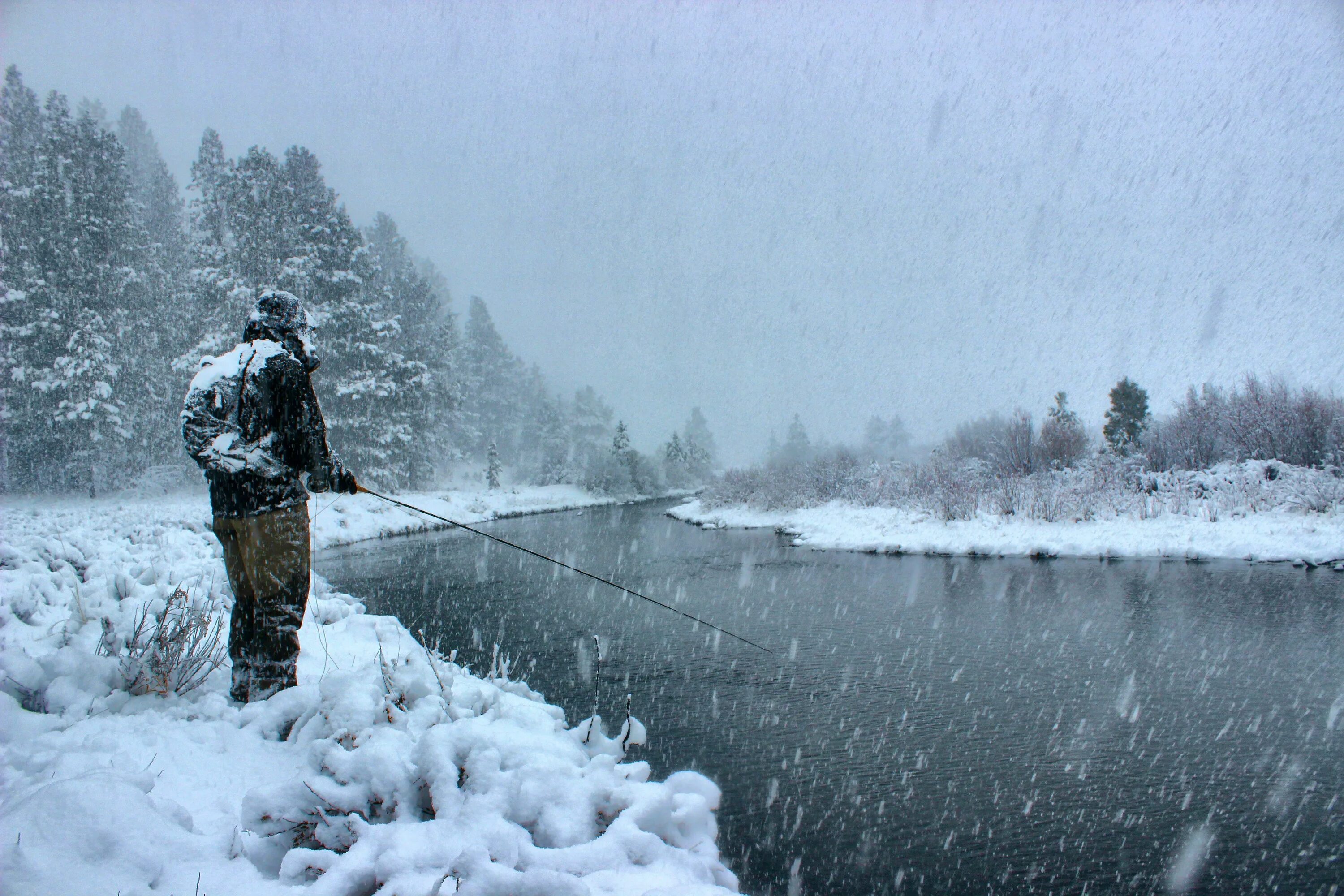 Ловить погоду. Зимняя рыбалка. Рыбак зимой. Зимнее озеро с рыбаками. Рыбаки на озере зимой.