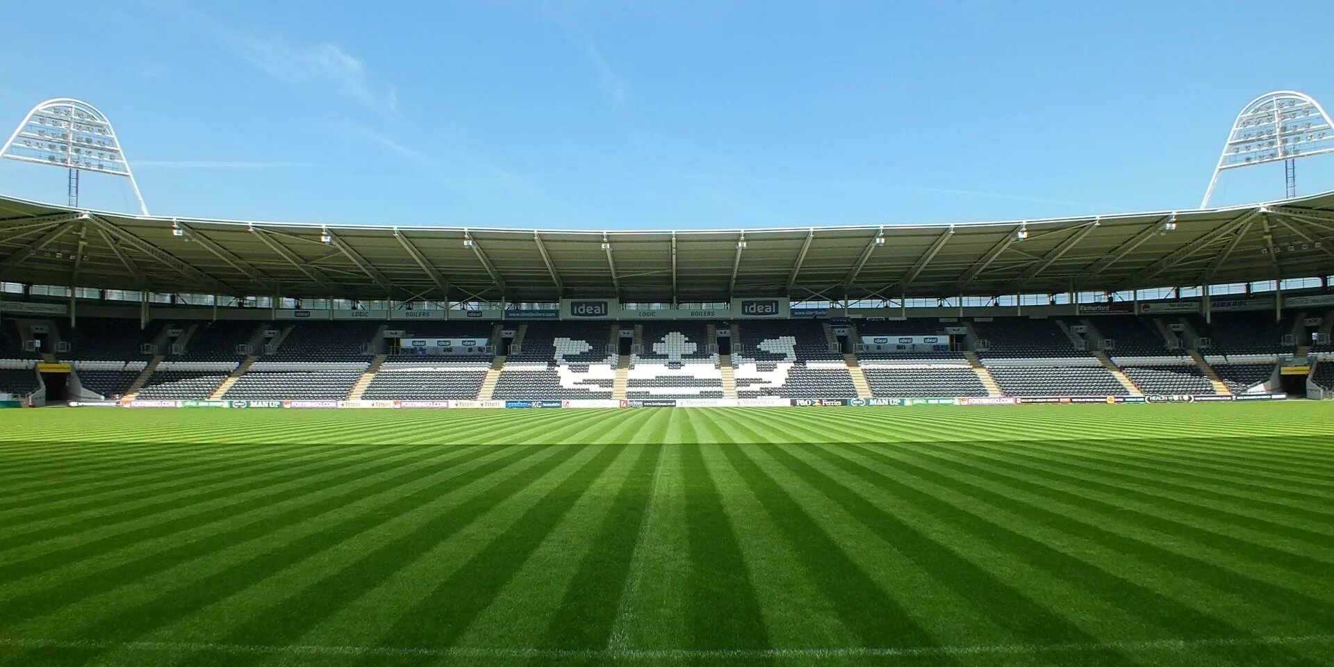 Кингстон сити верриби сити. KCOM Stadium стадион. Стадион Халл Сити. Мкм Stadium. Кингстон Коммьюникейшн.