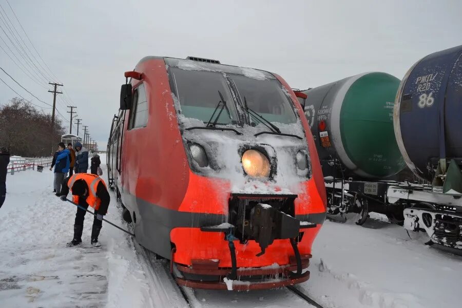 Поезд ижевск набережные. Пригородный поезд Ижевск Нижнекамск. Электричка Набережные Челны Ижевск. Электричка Набережные Челны Нижнекамск. Камбарка Ижевск электричка.