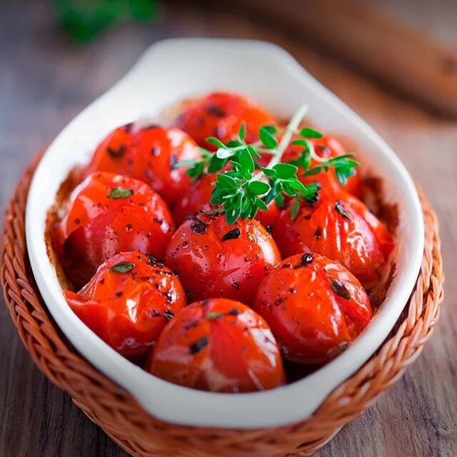 Печеные помидоры. Запеченные томаты черри. Помидоры черри гарнир. Помидоры по гречески. Помидоры в духовке.