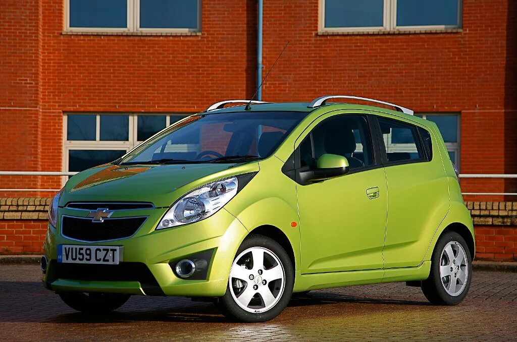 Daewoo matiz 2018. Машины для женщины новичка недорогой. Форд фиеста 3 дверный. Форд фиеста 3х дверка. Шевроле спарк 2 поколение.