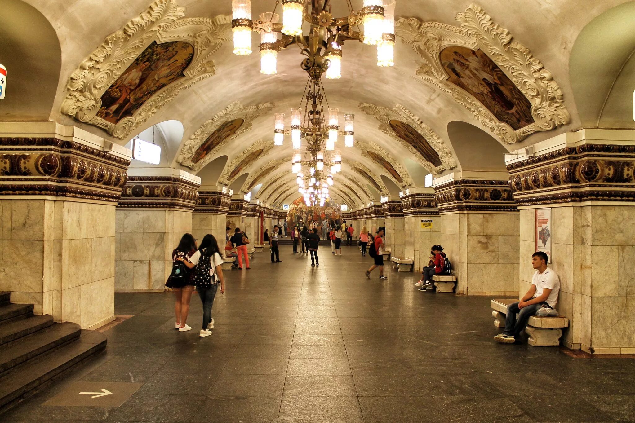 Метро арбатская сработала. Станция метро арбатская. Метро арбатская сработала. Станция метро арбатская синяя ветка. Станция метро александровский сад.