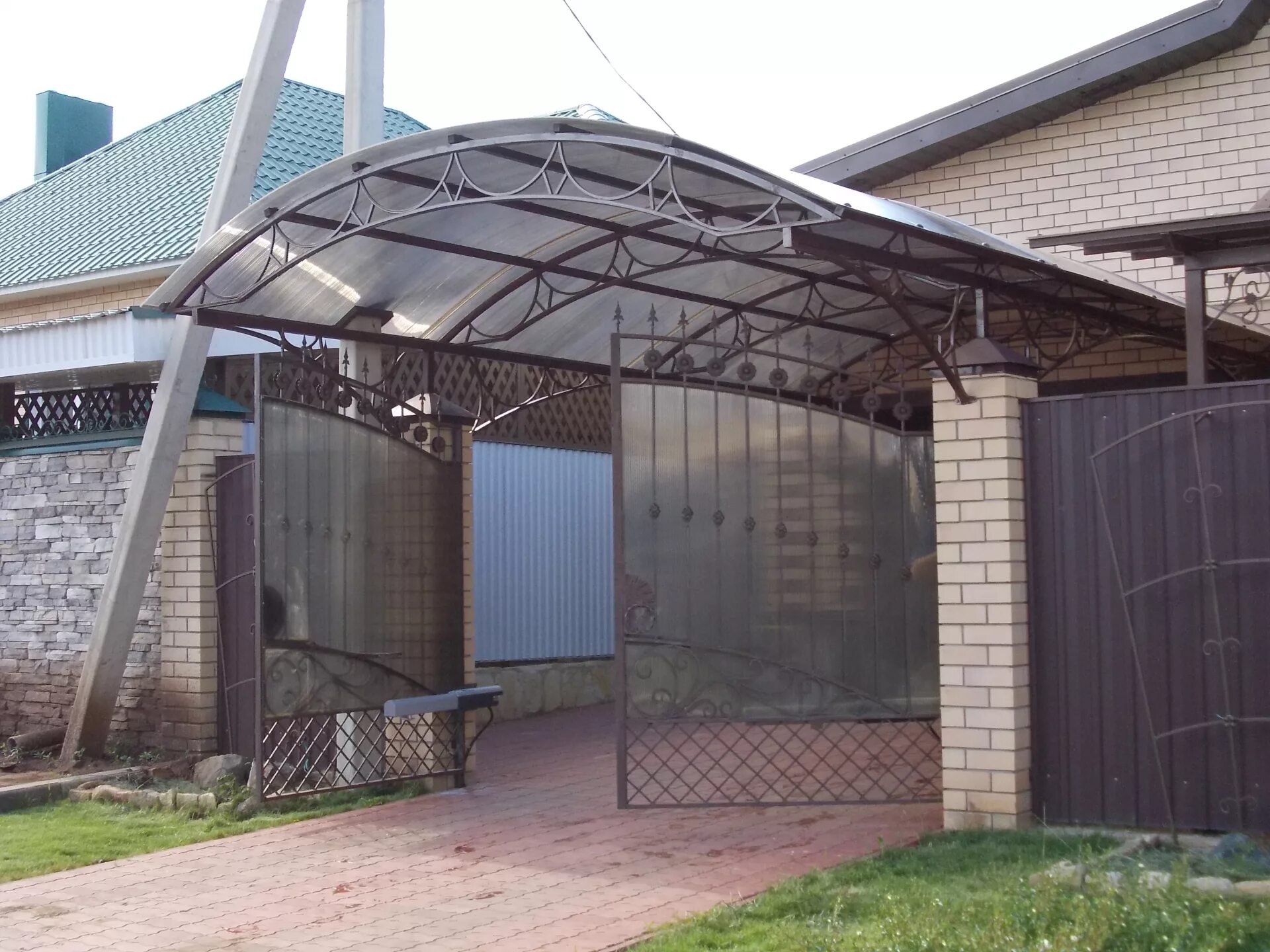 арочный навес для автомобиля. арочный навес из профнастила. арочный навес. арочный навес. полукруглый навес из профнастила.