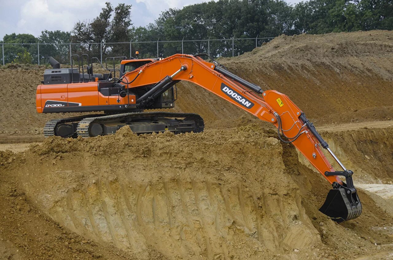 Экскаватор Doosan dx300lca. Дусан 300 экскаватор гусеничный. Дусан гусеничный dx300lca. Экскаватор Doosan dx340lca. Досан экскаватор