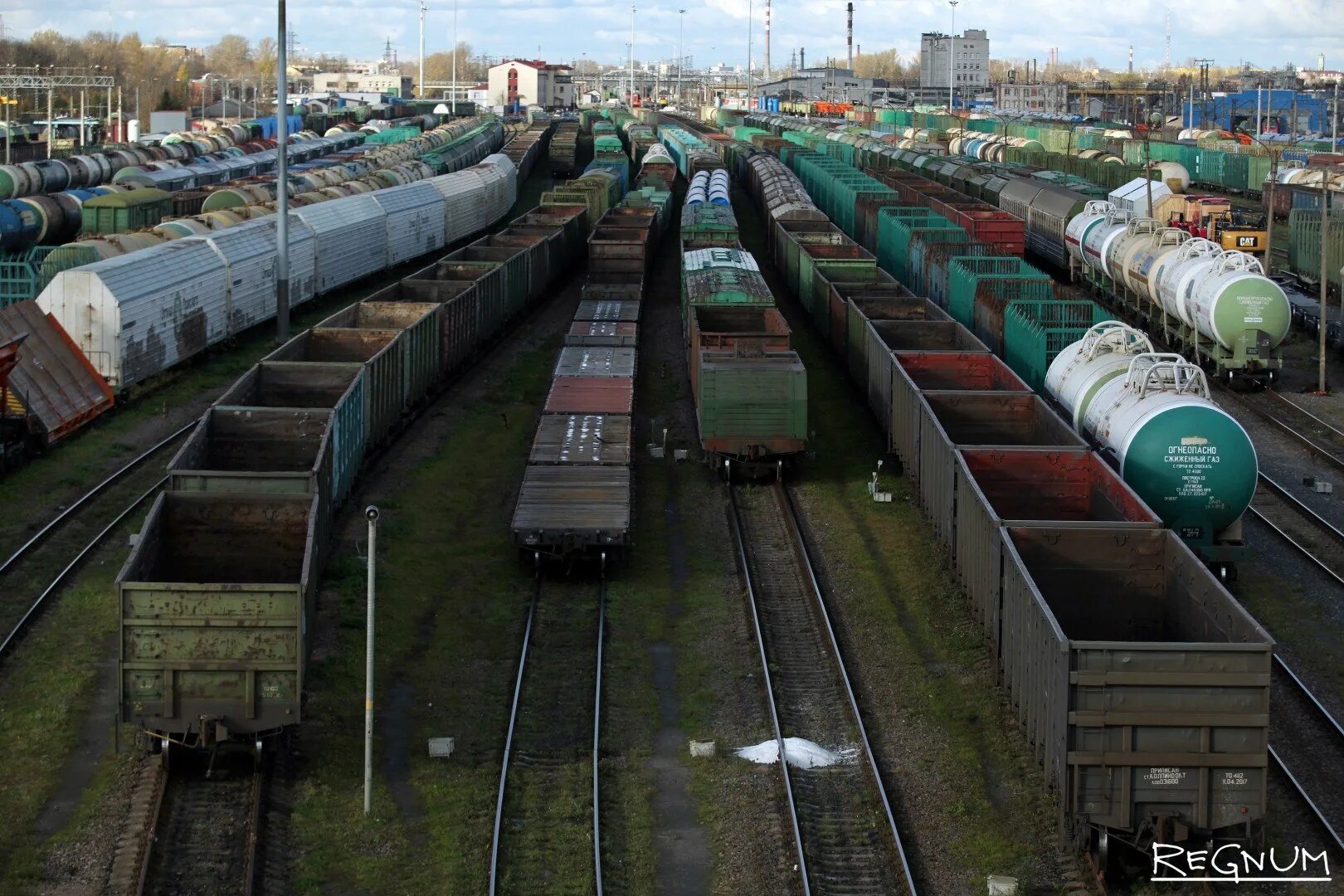 Поезд из вагонов разного назначения 5. Грузовой вагон Литва Регар. Товарный поезд. Грузовая станция. Грузовой поезд.