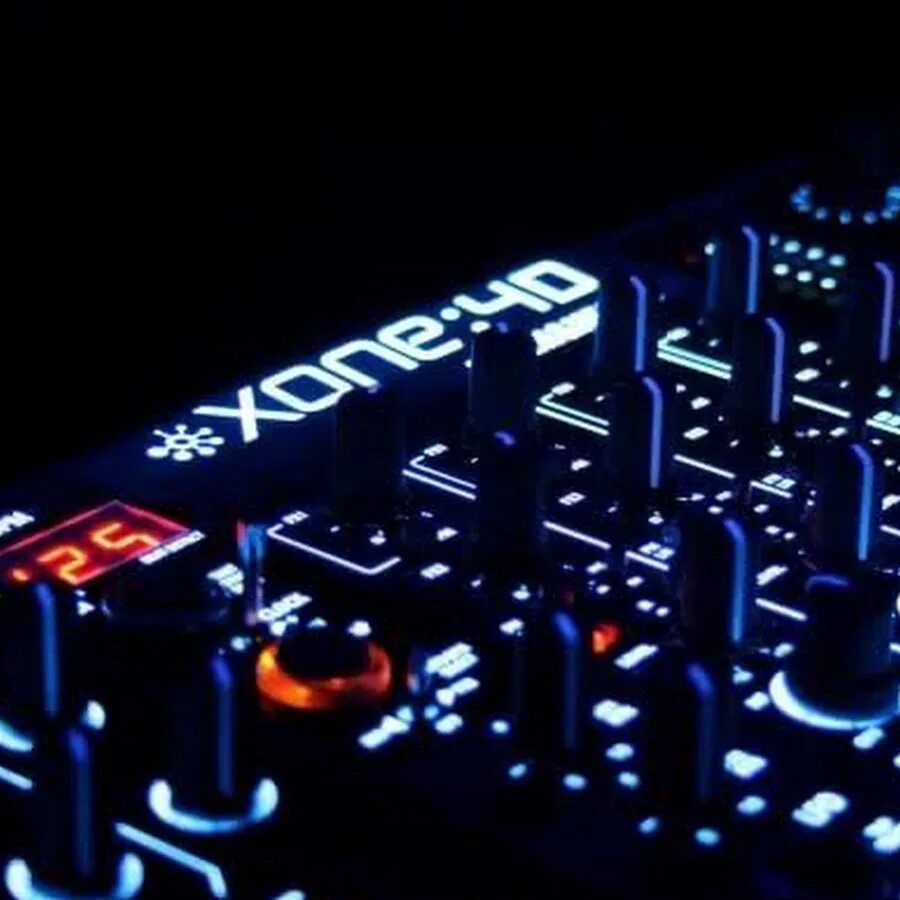 Драм машина. Драм пад native instruments. Диджей эстетика. Цифровая музыка слушать. Микшер.