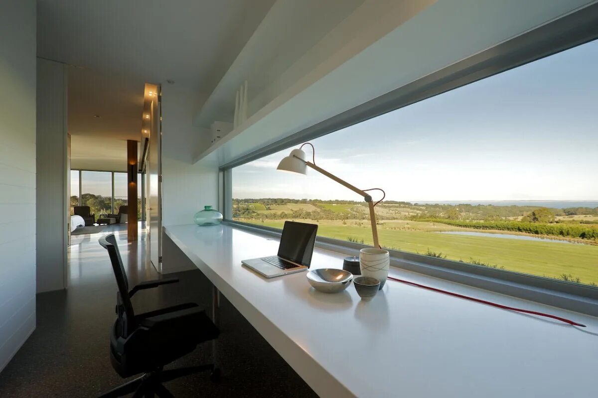Corner view. Офис с панорамными окнами. Кабинет с шикарным видом. Рабочее место с видом на море. Рабочее место у панорамного окна.