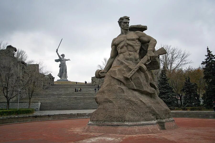 Поднявшись на курган. Площадь стоявших насмерть. площадь стоявших насмерть на мамаевом кургане. мамаев курган стоять насмерть. вучетич стоять насмерть скульптура.