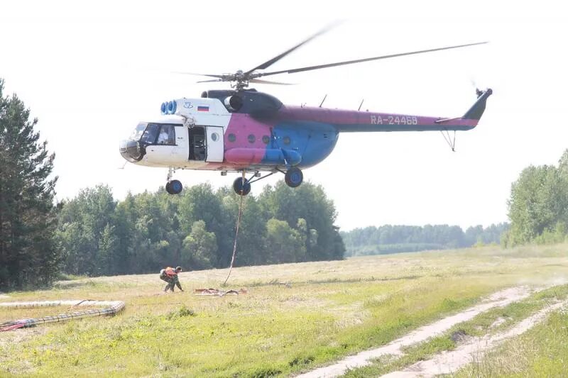 Вертолет летит. Тюльпан вертолет. Полет на вертолете. Низко летающие вертолеты. Низко летающие вертолеты.