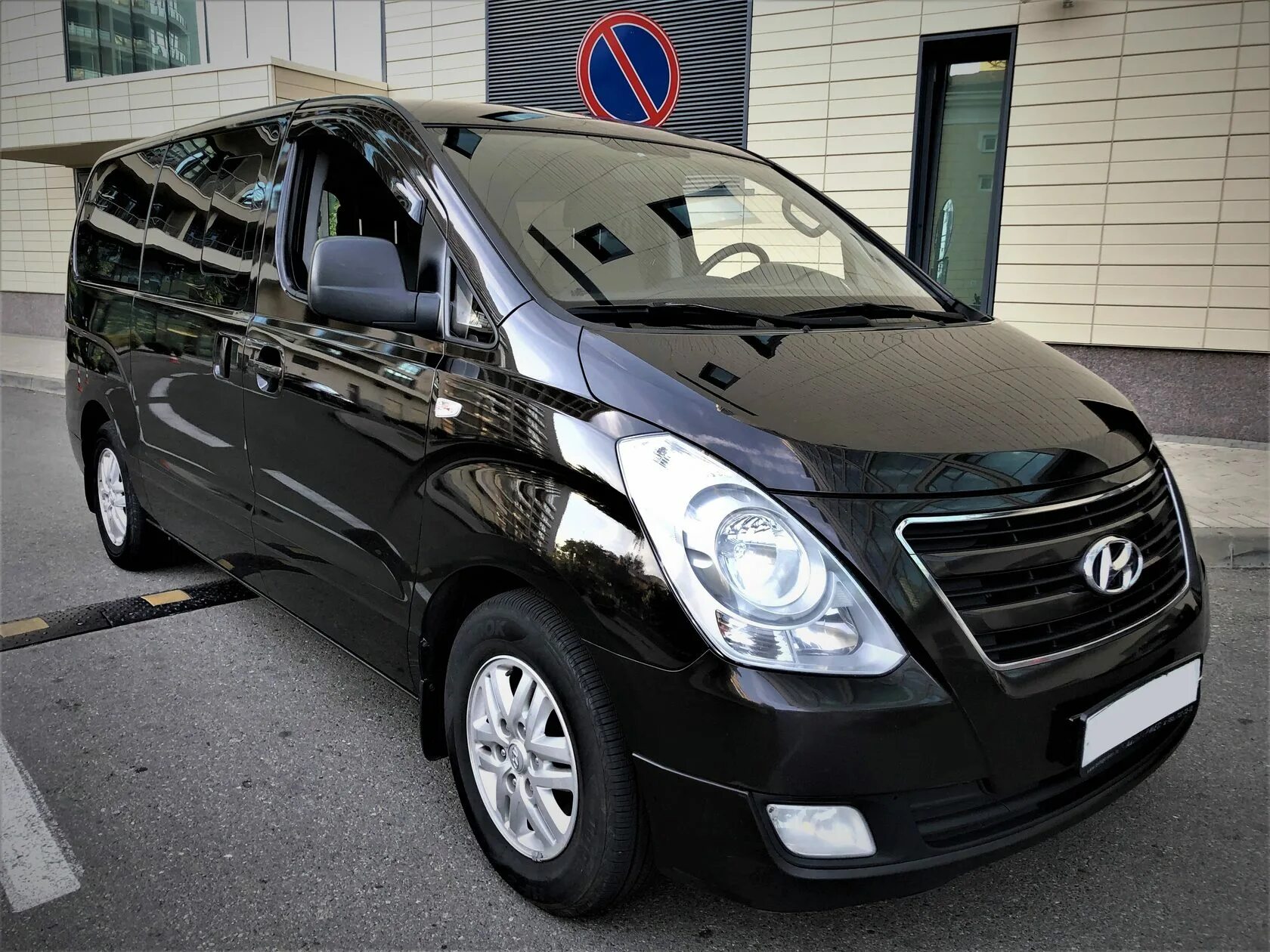 Hyundai h-1. Hyundai h1 7 местный. Rent Hyundai h1. Бронированная Хендай.