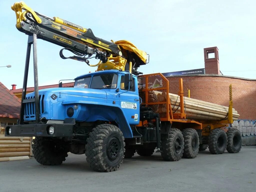 Урал лесовоз велмаш. Урал 4320 лесовоз. Камаз 43101 лесовоз. Новый урал лесовоз с манипулятором велмаш. Лесовоз урал с гидроманипулятором.