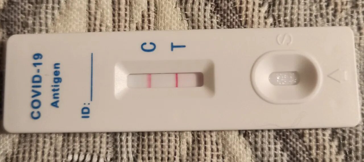Экспресс-тест на ковид положительный. Положительный тест на коронавирус. Экспресс тест на коронавирус. Как выглядит положительный экспресс тест на коронавирус. Положительный экспресс на ковид