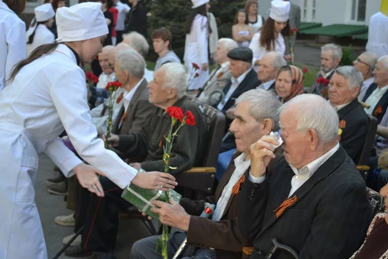 Ветеран социальное учреждение. Ветеран у врача. Социальная поддержка ветеранов. Ветераны медики.