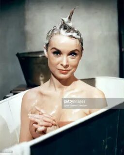 Janet Leigh , US actress, with soap in her hair, posing in the bath,... Nyhetsfo