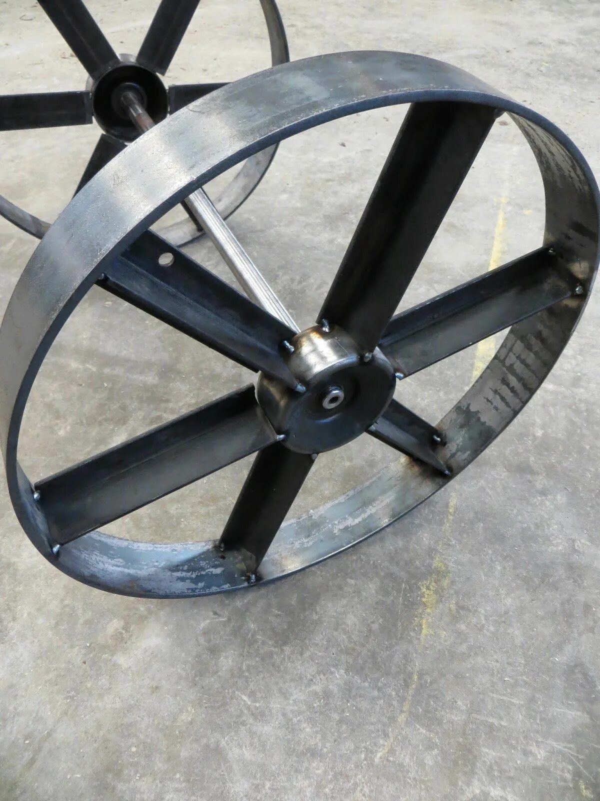 Самодельную колесную. Колеса для сварочной тележки. Железный мангал на колесах. Самодельные колёса для сварочной тележки. Самодельное колесо из металла.