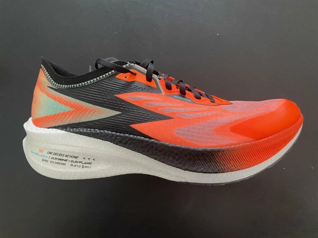 Найк карбон кроссовки беговые. Карбон кроссовки для бега. Nike revolution 6 dc3728-100. Puma с карбоновой пластиной. Карбоновые кроссовки для бега.