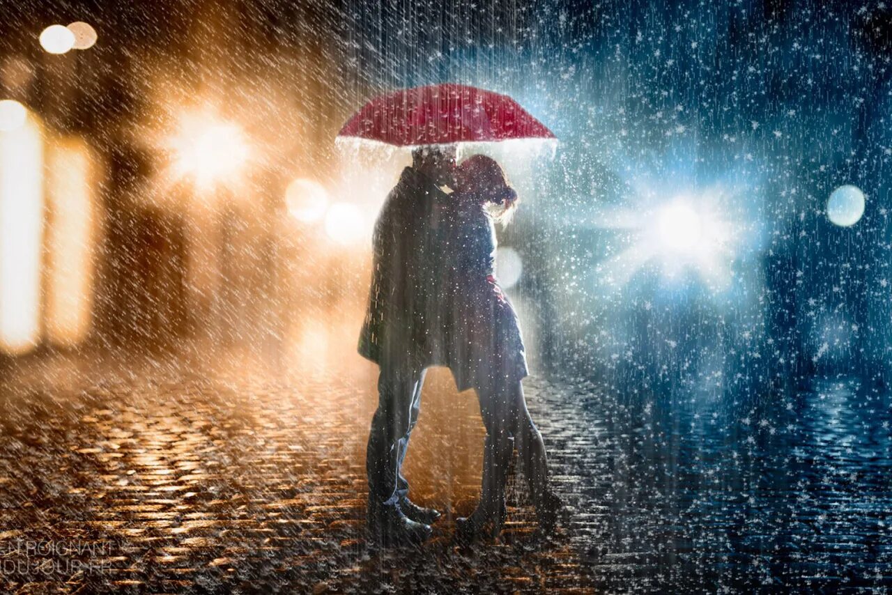 Сон стать дождем. Человек под дождем. Прогулка под дождём. Люди под дождем осень. Двое под дождем.