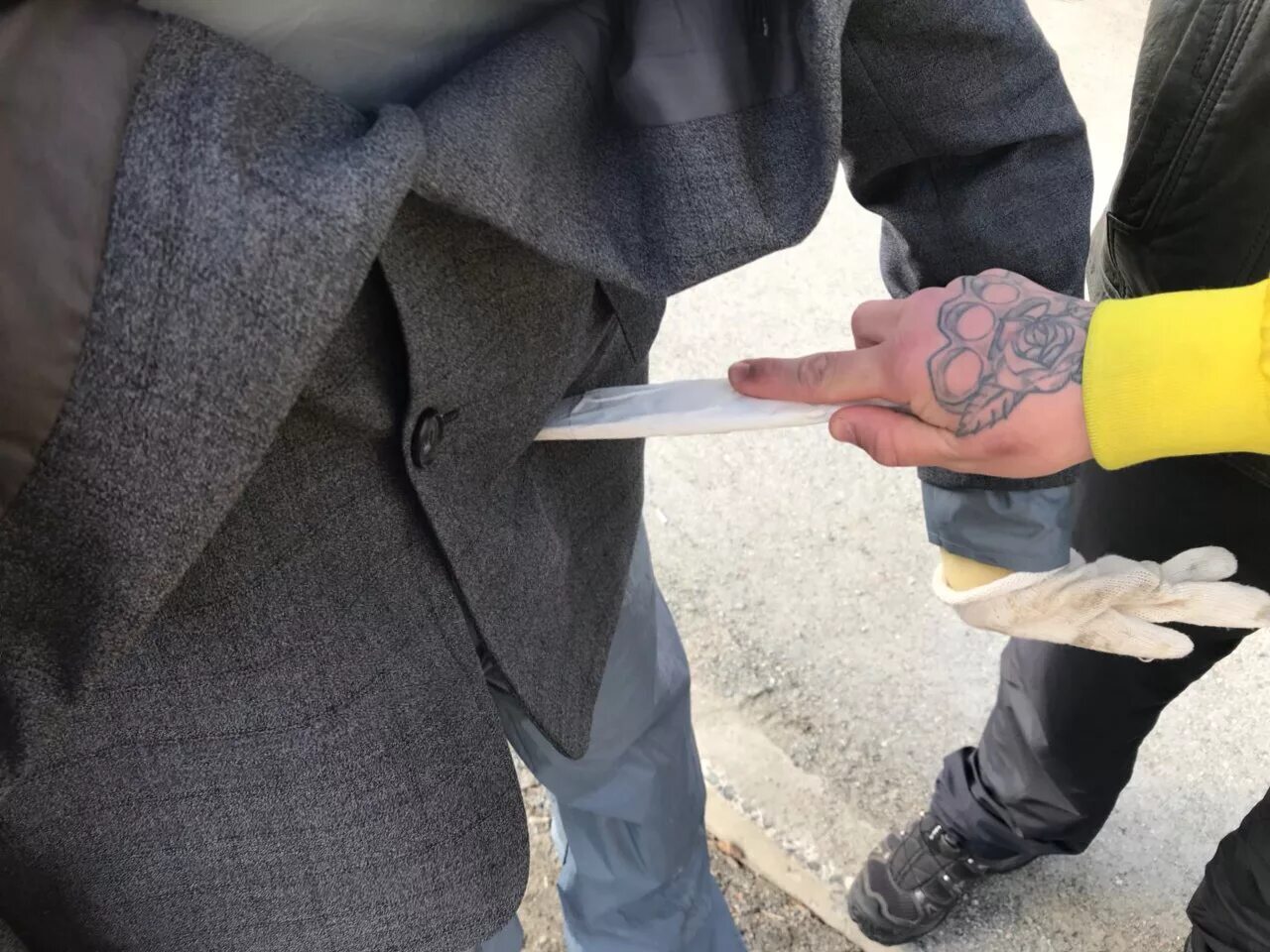 Пацан попал. Задержанные девушки. Джо коул 2012. Санкте петербурге парень глухой. В окно не попади.