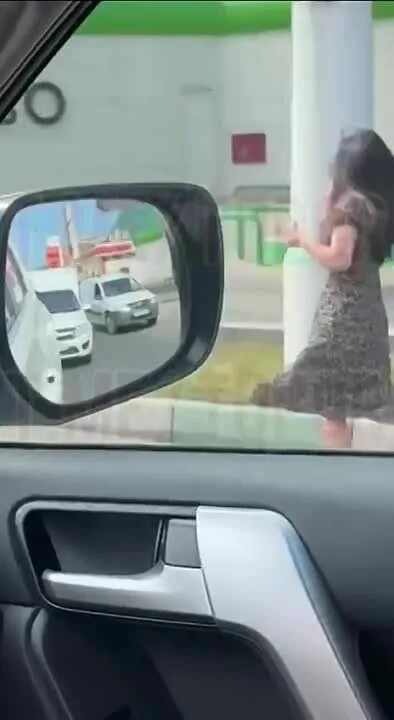 Девушки и автомобили. Девушка вылезла в окно авто на ходу. Девушка высовывается из окна машины. Девушка выпала из машины.