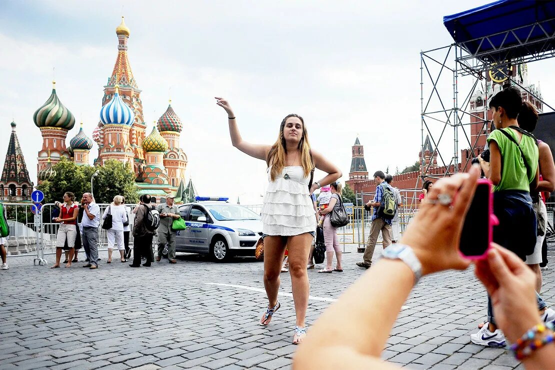 В каком городе всегда. Туристы в москве. туристы на красной площади. туристы в городе. люди на красной площади.