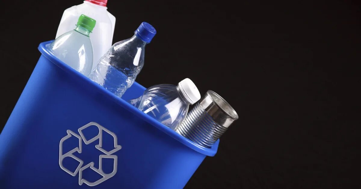 Изделия из переработанного пластика. Улучшение управления отходами. Recycle plastic. Пластик мусорный бак plastic bottle. Пластиковые отходы.